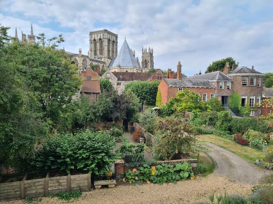 Apartment Lovely Spacious Home, 8mins Walk To Minster